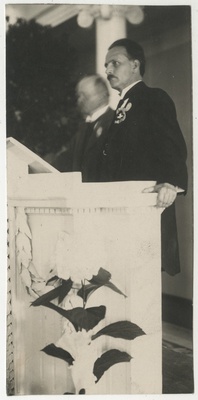 Prof. Peeter Põld kõnepuldis.  duplicate photo