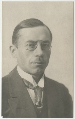 Kirjanik Hugo Raudsepp, portreefoto  duplicate photo