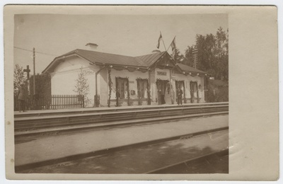 Lippudega ehitud Tamsalu raudteejaam.  duplicate photo