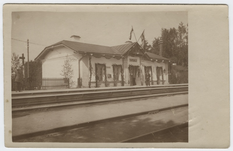 Lippudega ehitud Tamsalu raudteejaam.