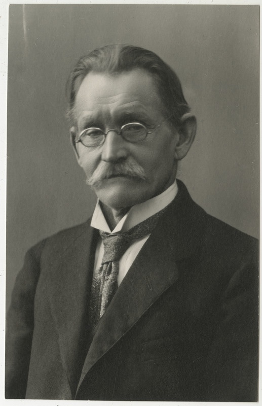 Kirjanik ja luuletaja Andres Rennit, portreefoto