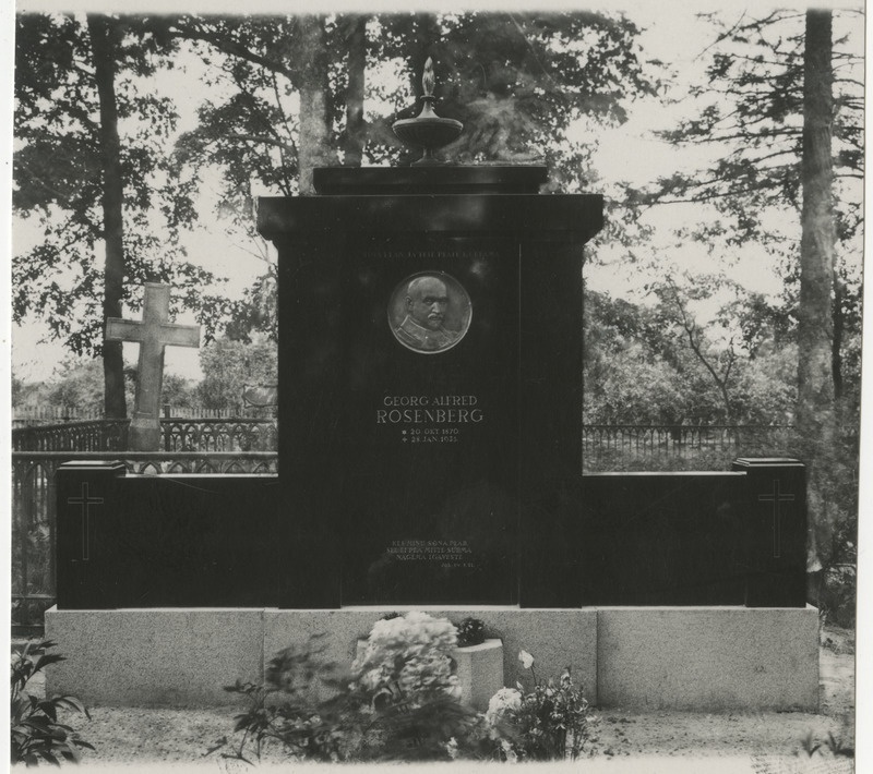 Georg Rosenberg, eesti vaimuliku, Suure-Jaani kirikuõpetaja hauasammas Suure-Jaanis, foto