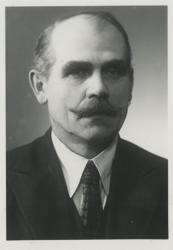 Robert Rothberg, H. Treffneri gümnaasiumi kooliteenija, portreefoto