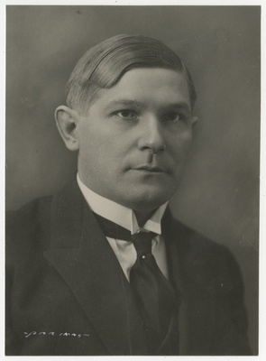 Theodor Rõuk, eesti advokaat, poliitik, seltskonnategelane ja sõjaväelane, portreefoto  duplicate photo