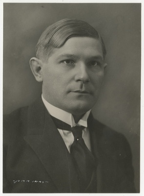 Theodor Rõuk, eesti advokaat, poliitik, seltskonnategelane ja sõjaväelane, portreefoto  similar photo