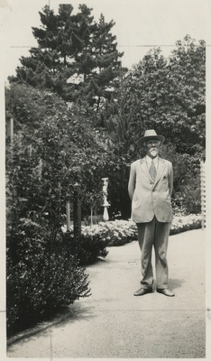 Andres Saal, eesti kirjanik, ajakirjanik, fotograaf, kartograaf ja etnoloog, omas aias Hollywoodis 1928, fotod  duplicate photo