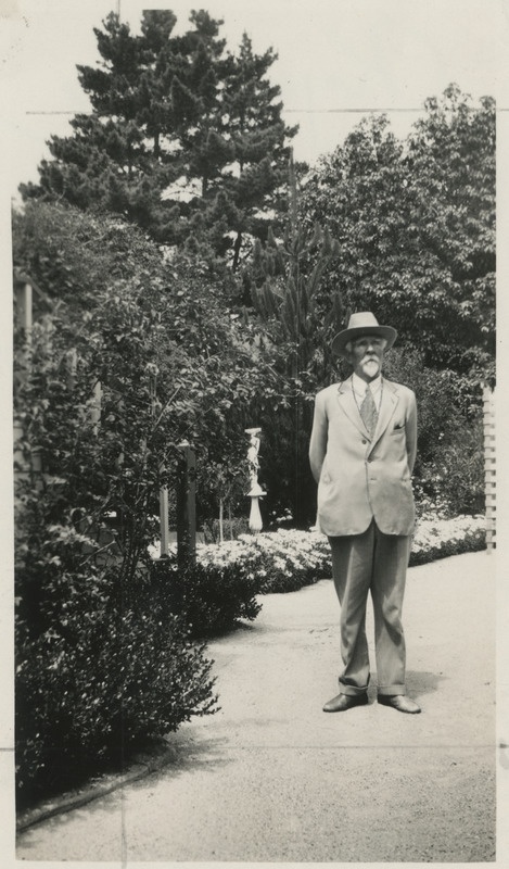 Andres Saal, eesti kirjanik, ajakirjanik, fotograaf, kartograaf ja etnoloog, omas aias Hollywoodis 1928, fotod