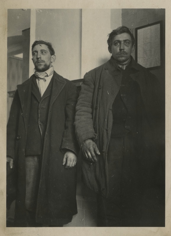 Mihkel ja Aleksander Sadulsepp, kohaliku taluperemehe tapjad kriminaalpolitseis enne vanglasse minemist, foto