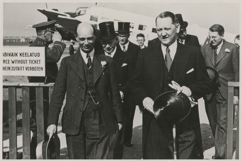 Rickard Johannes Sandler, Rootsi poliitik, minister ja valitsuse komisjonide esimees saabumas Tallinna, saatjaks välisministri asetäitja sotsiaalminister O.Kask, portreefoto