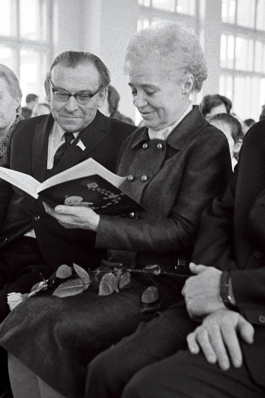 Kirjanik Johannes Semperi 80. sünni-aastapäeva puhul J. Semperi nimelise Tartu 8. keskkoolis toimunud mälestushommikul vestlevad Aurora Semper ja ENSV haridusminister F. Eisen.