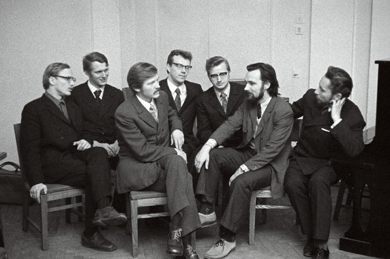 TRÜ rahvusvaheliste suhete ringi 10. aastapäeva tähistamisel TRÜ kohvikus on rahvusvaheliste suhete ringi endised ja praegused presidendid (vasakult) R. Ruutso, R. Mälk, R Toomla, T. Leito, J. Kaarma, T. Alatalu ja M. Uesson.