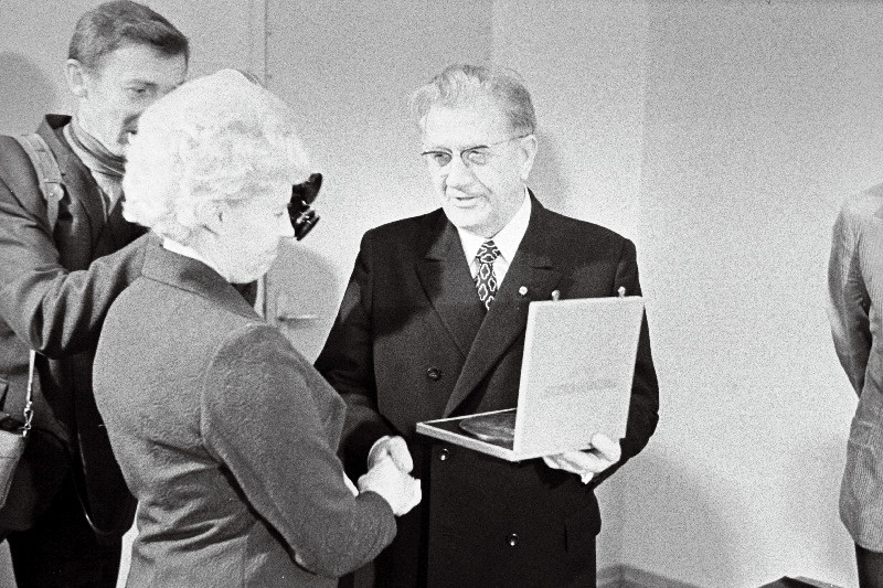 Saksa DV Schwerini ringkonna parteidelegatsioon eesotsas Saksamaa Sotsialistliku Ühtsuspartei Schwerini ringkonnakomitee esimese sekretäri Bernhard Quandtiga (paremal) vastuvõtul EKP Tartu Linnakomitee sekretäri Armilda Jürimäe(vasakul) juures.