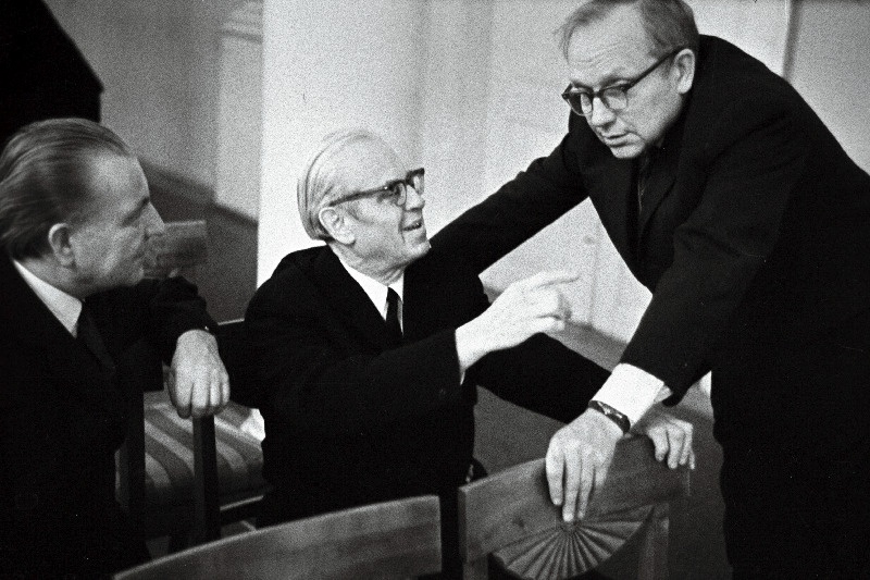 Kirgilisi RÜ pedagoogika ja psühholoogia kateedri professor pedagoogikakandidaat Aulis Aret (vasakul) TRÜ filoloogiadoktor E. Laugastega vestlemas.