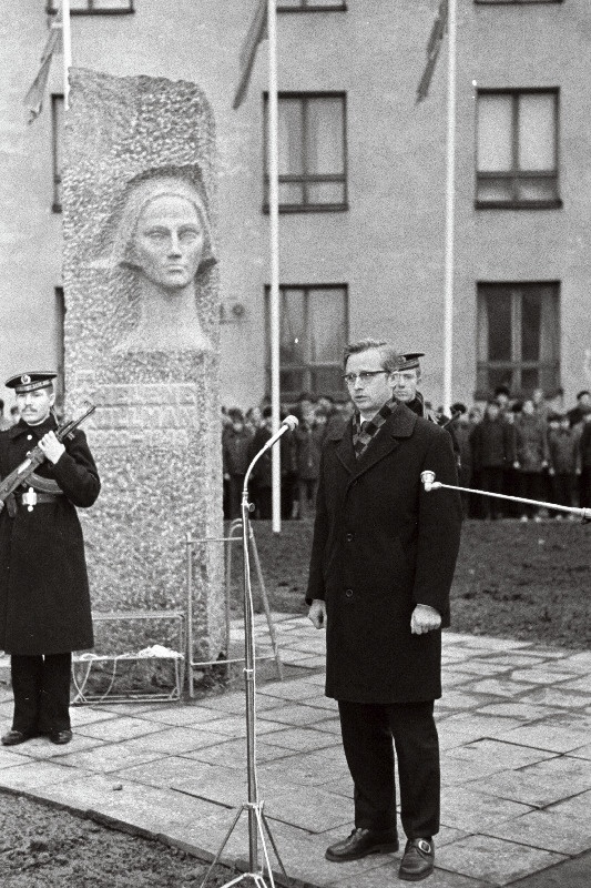 Nõukogude Liidu kangelase Helen Kullmani mälestusmärgi avamisel kõneleb ELKNÜ Keskkomitee sekretär Jaan Kaarmas.