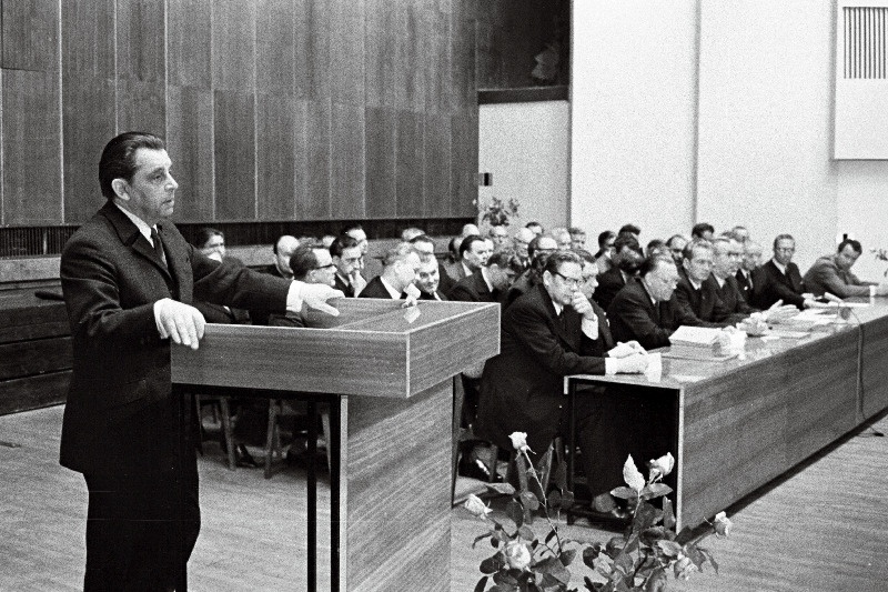 EPA 20. aastapäevale pühendatud teadusliku konverentsi presiidium; kõnetoolis ENSV Ministrite Nõukogu esimehe esimene asetäitja E. Tõnurist.