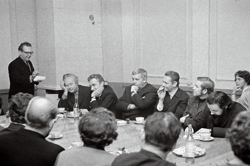 "Eesti Telefilmi" töötajad tartlastega kohtumas; (vasakult) TRÜ dotsendid Hillar Palamets ja Juhan Peegel, "Eesti Telefilmi" toimetuskolleegiumi peatoimetaja ning stsenaariumide osakonna juhataja Aarne Tiisväli, toimetuskolleegiumi liikmed helilooja Ülo Vinter ja kirjanik Enn Vetemaa.