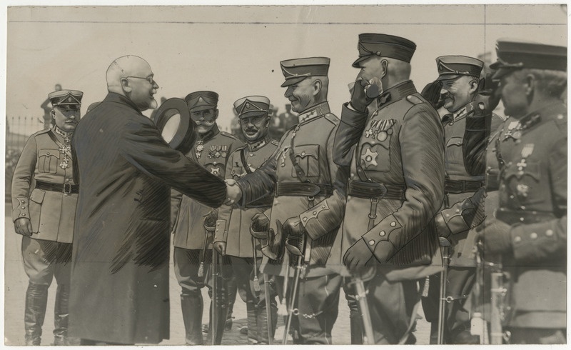 Gustavs Zemgals, Läti ajakirjanik, poliitik ja Läti teine president aastatel 1927–1930 tervitab kõrgeid sõjaväelasi, foto