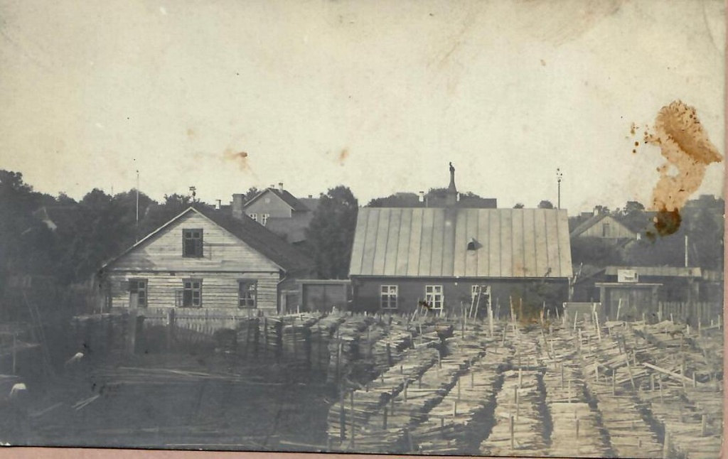 Meier Judeikini sawmill and table factory (tonous address Võru, Vabriku tn 6). More specifically, the table factory pinnu garden.