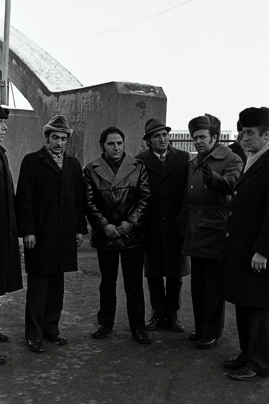 Tartu Mööblikombinaadi direktor Olev Nigul (paremalt) ja Armeenia NSV Leninakani mööblivabriku esindajad S. Muradjan, K. Aivazjan ning S. Tonojan kombinaadi õuel.