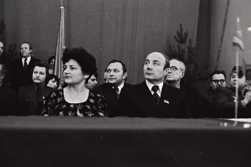 Tartu linnaga sotsialistlikus võitluses oleva Kaunase linna esindajad. Paremalt: Kaunase RSN Täitevkomitee esimees Jonas Razumas, EKP Kaunase Linnakomitee tööstusosakonna juhataja Povilas Bekeris ja Kaunase Raadiotehase kontrolör Elena Alkovikiene Tartu linna partei- ja majandusaktiivi koosolekul.