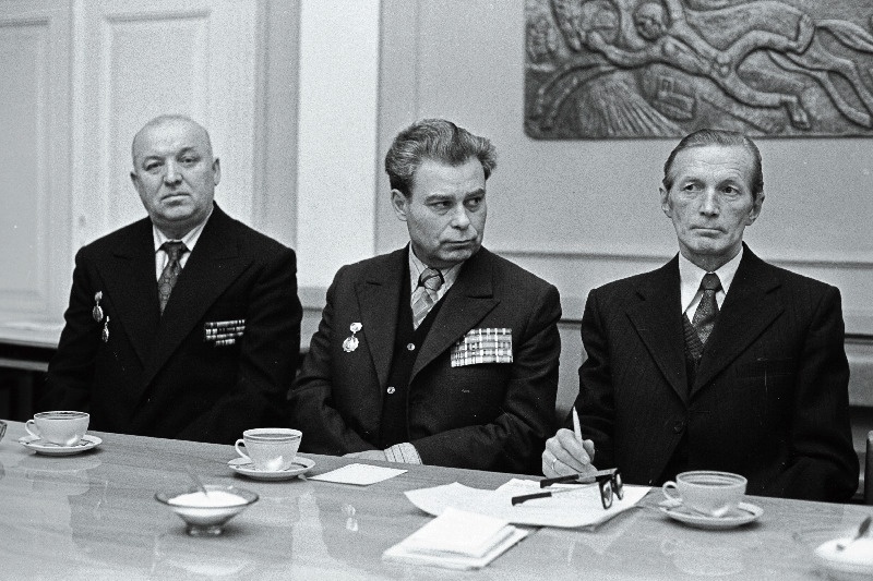 Suure Isamaasõja veteranid (vasakult) Tartu sõjakomissariaadi majandusülem Jossif Kaplinus Tartu Riikliku Ülikooli sõjalise õpetuse kateedri vanemõpetaja alampolkovnik Pjotr Fomenko ja Tartu Linna Haridusosakonna töötaja Juho Sükijainen Stalingradi lahingu 35. aastapäeval ajalehe "Edasi" vesltusringis sõjamälestusi meenutamas.