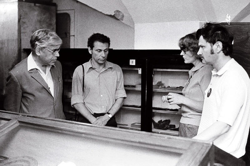 Tartus külaskäigul viibivatele Leningradi ülikooli professorile, orgaanilise keemia kateedri gaasikromatograafialaboratooriumi teadusjuhendajale Boris Joffele (vasakult) ning sama laboratooriumi vanemteaduritele Aleksandr Vittenbergile ja Valeri Isidorovile annab Eesti NSV Riiklikus Etnograafiamuuseumis seletusi osakonnajuhataja Aime Kärner.