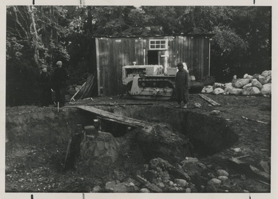 August Toomingas (Kusta Toom), eesti ajakirjanik ja kirjanik maja vundamendi auku uurimas, foto  similar photo