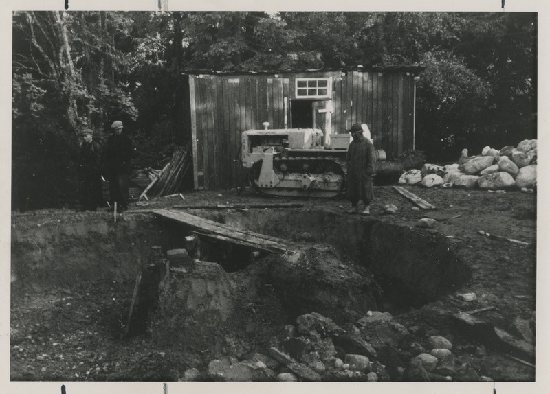 August Toomingas (Kusta Toom), eesti ajakirjanik ja kirjanik maja vundamendi auku uurimas, foto