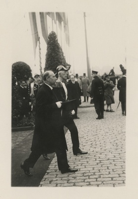 Jaan Tõnisson, eesti peaminister, riigikogu esimees saabumas vastuvõtule, foto  duplicate photo