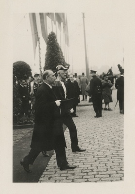 Jaan Tõnisson, eesti peaminister, riigikogu esimees saabumas vastuvõtule, foto  duplicate photo