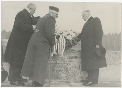 Kārlis Augusts Vilhelms Ulmanis, läti president pärga asetamas mälestussambale, foto  duplicate photo