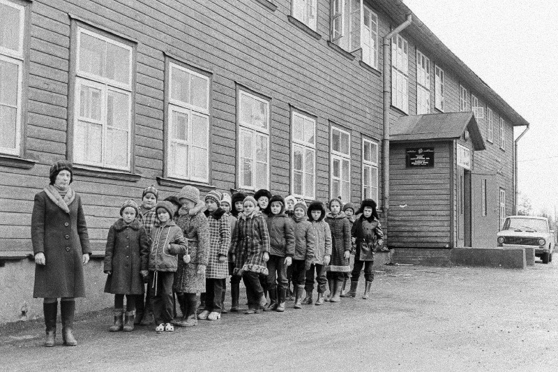Rahinge 8-klassilise Kooli õpetaja Milvi Visnapuu õpilastega kooli ees
