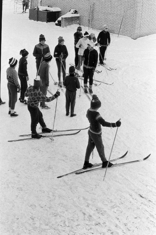 Rannu 8-klassilise kooli õpilased tundide vaheajal suusatamas.