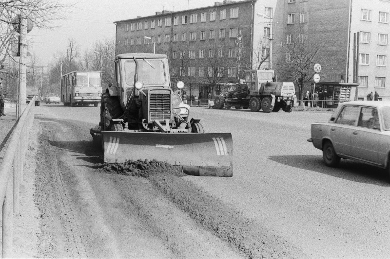 Tänava puhastamine greideriga.