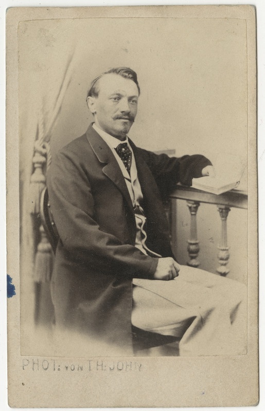 Juhan Weizenberg, eesti luuletaja, riigiametnik, ajalehe kaastööline ja rahvaluule koguja, portreefoto