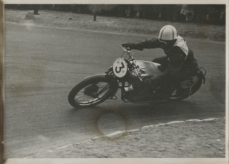 Oskar Veldemann (ka Veldeman), eesti mootorrattasportlane kihutamas Pirita-Kose ringrajal, foto