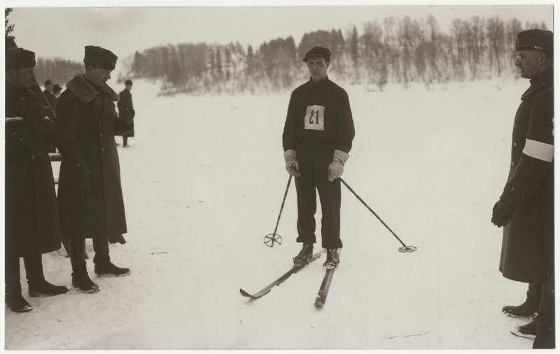 Artur Veeborn, eesti sõjaväelane ja sportlane finišis  pärast võistlust mis toimus Viljandi järvel, foto