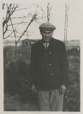 August Weide, eesti kalur järve taustal, foto  duplicate photo