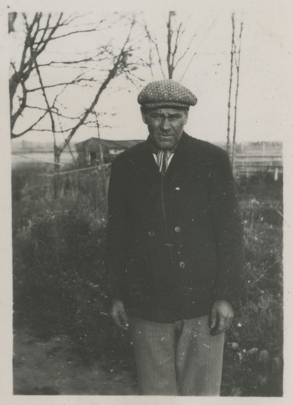 August Weide, eesti kalur järve taustal, foto