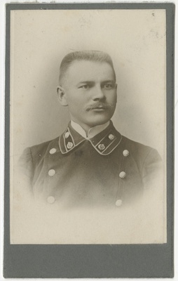 Tuvastamata mees tsaariaegses mundris, portreefoto  duplicate photo