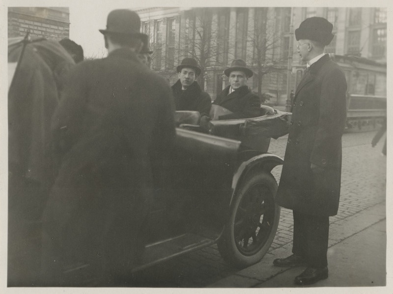 Balti riikide konverents Helsingis 1924, Karl Robert Pusta ja Aleksander Hellat autos istumas