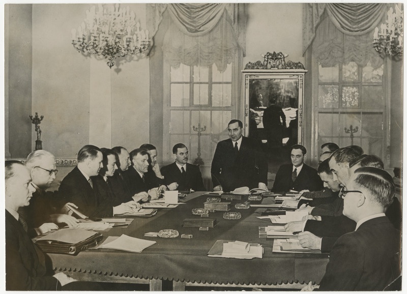 Balti riikide välisministrite konverentsi avakoosolek. Ants Piip kõnelemas, temast vasakul istub majandusminister Leo Sepp ja paremal välisministeeriumi poliitilise osakonna direktor Nikolai Kaasik. Ees vasakul Leedu delegatsioon, paremal Läti delegatsioon