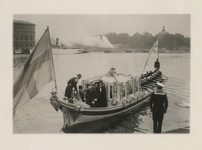 Eesti Vabariigi riigivanem Jaan Tõnissoni visiit Rootsi kuninga Gustav V juurde Stockholmi 4.-5.09.1928, kuninga paat lahkumas Logårdstrappani sillalt, et võtta vastu miiniristlejal "Lennuk" saabuvat Eesti riigivanemat  duplicate photo