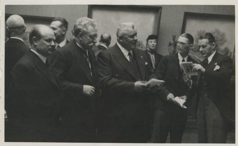 Eesti kunstinäituse avamine Riias Eesti Vabariigi 19. aastapäeval 24.02.1937, näitusega tuvumas Läti president Karlis Ulmanis, eesti haridusminister Aleksander Jaakson, Läti haridusminister Augusts Tentelis, ja Läti välisminister Vilhelms Munters, tutvustamas näituse komissar skulptor Voldemar Melnik (Mellik)