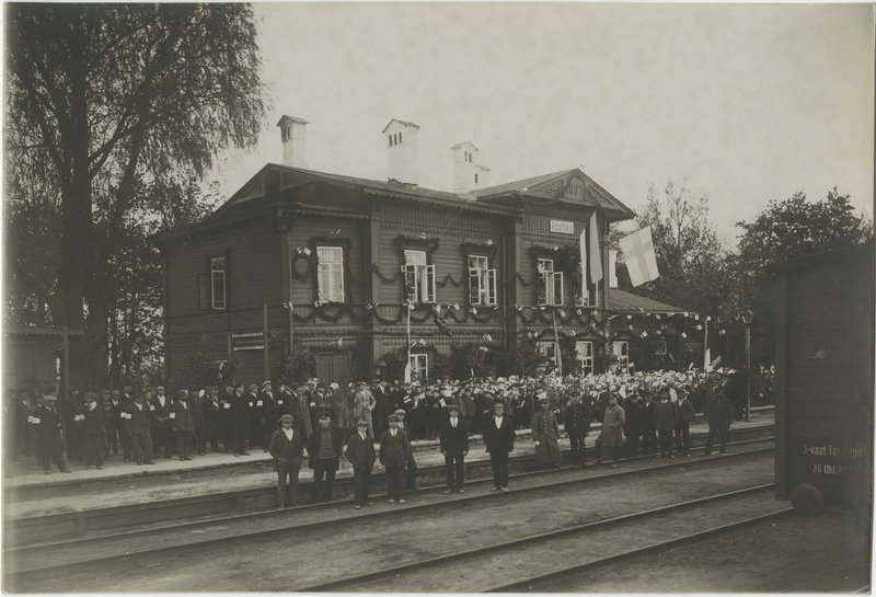 Soome presidendi Lauri Relanderi visiit Eestisse 22.-24.05.1925, rahvas piduehtes Raasiku jaamahoone ees presidendi läbisõitu ootamas. Rööbastel raudteelased, jaamahoone ees koolilaste laulukoor, vasakul perroonil kaitseliitlased