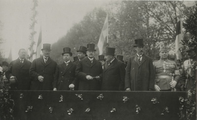 Soome presidendi Lauri Relanderi visiit Eestisse 22.-24.05.1925, paraad Tallinnas. Seisavad (vasakult) Hugo Rahamägi, Emil Nestor Setälä, Karl Gustav Idman, Karl Robert Pusta, Lauri Relander, Jüri Jaakson, Jaan Tõnisson, Lauri Malmberg, Jaan Soots.  similar photo