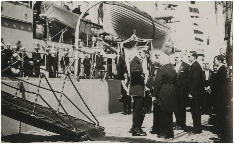 Rootsi kuningas Gustav V visiidil Eestis 27.-29.06.1929, kuningas kõnelemas laulukoori esindajatega, taustal soomusristleja "Sverige"