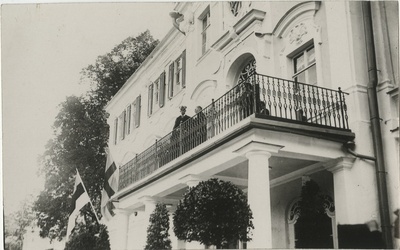 Rootsi kuningas Gustav V visiidil Eestis 27.-29.06.1929, kuningas tervitamas laulukoori Kadrioru lossi rõdult  similar photo