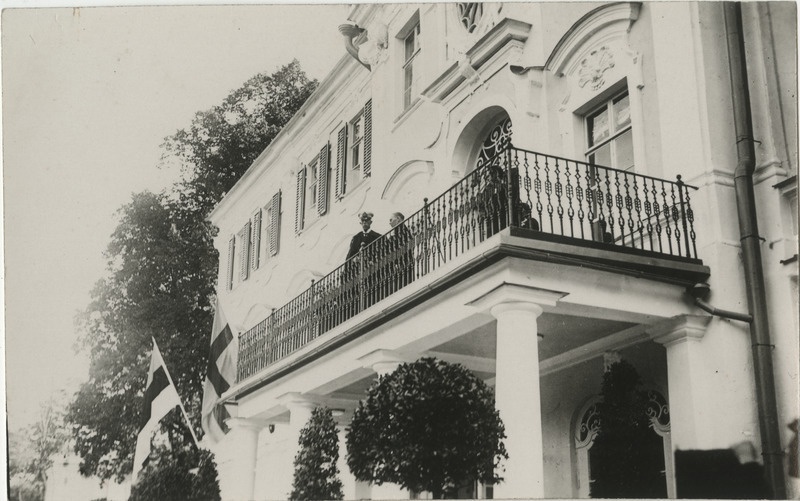 Rootsi kuningas Gustav V visiidil Eestis 27.-29.06.1929, kuningas tervitamas laulukoori Kadrioru lossi rõdult