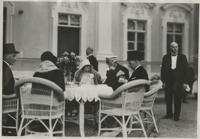 Rootsi kuningas Gustav V visiidil Eestis 27.-29.06.1929, aiapidu Kadriorus, kuningas teed joomas  duplicate photo